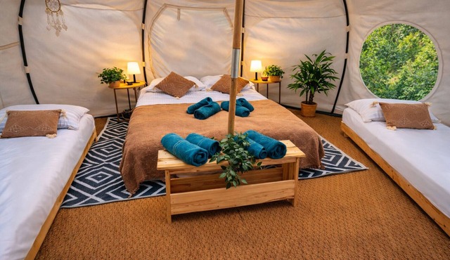 Family glamping within walking distance to three beaches