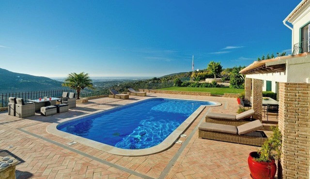 Family Villa with Pool & Algarve Views