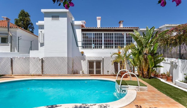 Family Villa in Lisbon ,Heated Pool ,Elevator,Parking,6 Bedrooms,Sleeps 14