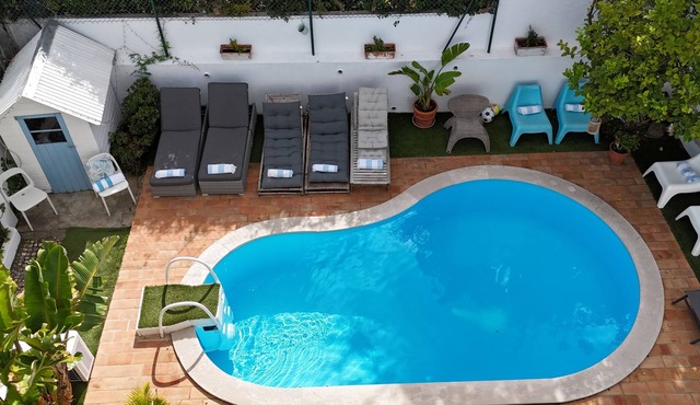 Family Villa in LISBON,heated pool,elevator,parking,6 bedrooms,sleeps 14