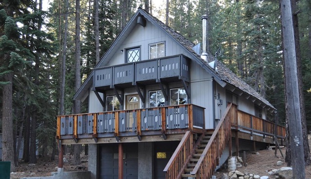 *FRESH INTERIOR REMODEL!* Cabin in the Pines. Garage, Hot Tub, Washer/Dryer in South Lake Tahoe