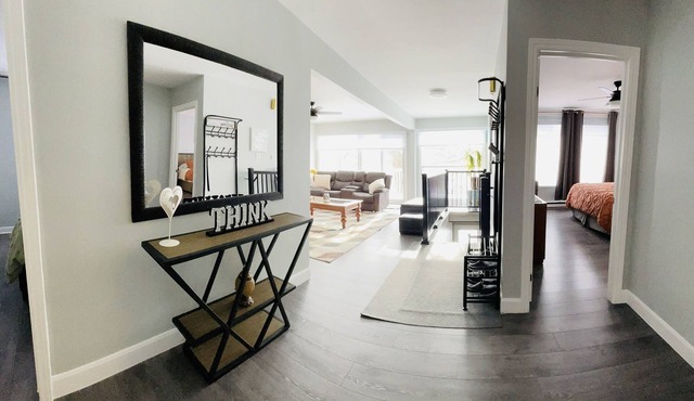 Full apartment, quick access with 40 Highway and 15 Highway. Free Parking in Montréal