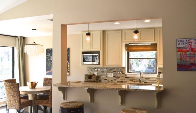 Fully Renovated Top-Floor Sea Pines Villa near Harbour Town in Lighthouse Tennis in Hilton Head Island
