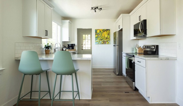 Game Day Getaway - 4BR/3BA, Sleeps 10, Walk to WSU in Pullman