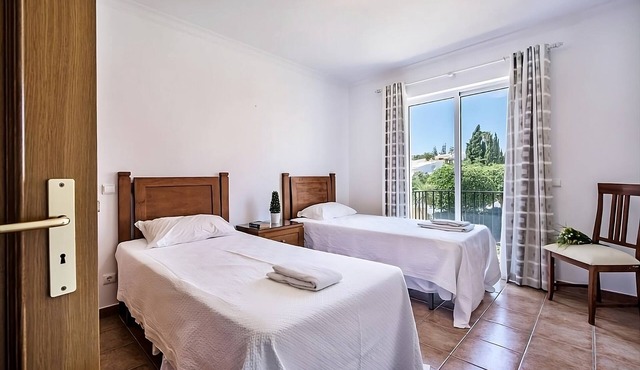 Get Ready for Blissful Getaway! Full Kitchen, 2 Outdoor Pools, Free Parking!