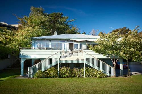 Greenwood Lodge- Lakefront With Mooring and Lawn in Taupo