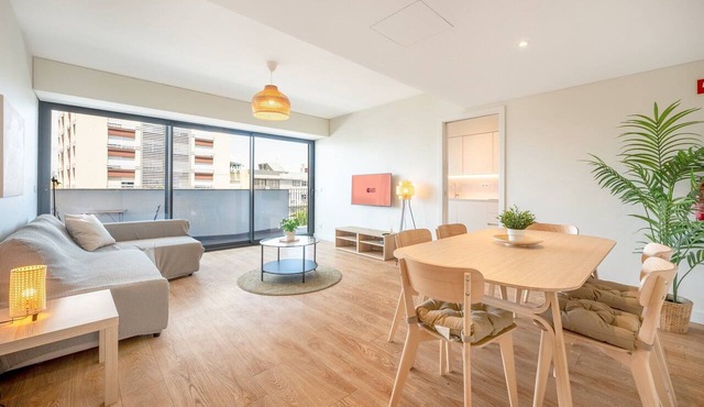 GuestReady-Modern Retreat with Balcony Views