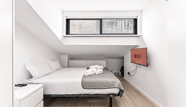 GuestReady - Sleek mezzanine studio