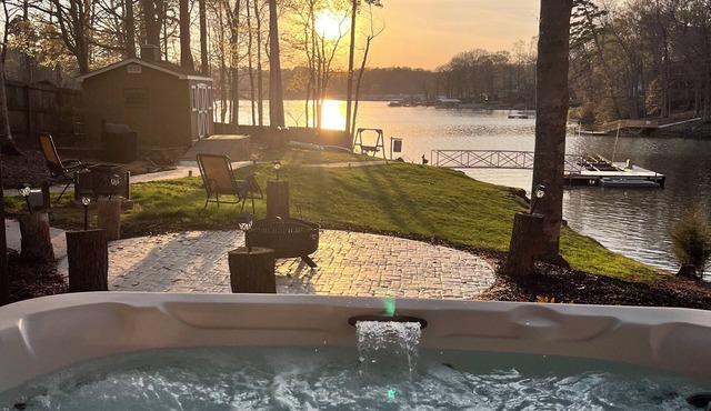 "High Rock Haven- Fire Pit, Welcome Gifts, Games room, Hot Tub, 2 lounges, lake in Lexington