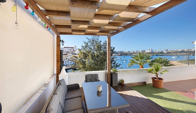 Holiday Home 'Casa Vista Rio' with Sea View, Wi-Fi and Air Conditioning