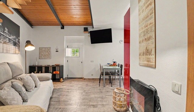 Holiday Home 'Casinha Da Amorosa' with Wi-Fi and Air Conditioning