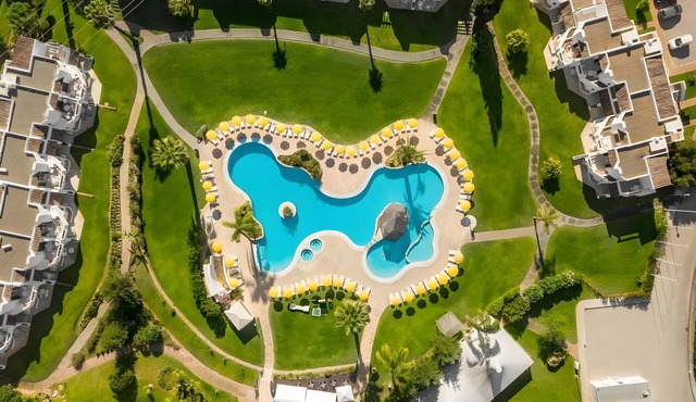 Holiday Home 'N's' with Shared Pool, Shared Garden and Wi-Fi