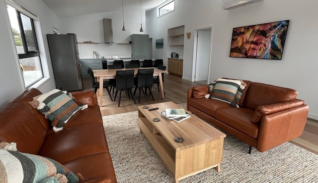 HORIZON at BINALONG BAY Have fun with the whole family at this new beach house. in Binalong Bay