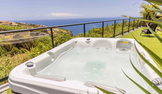 House - sleeps 3, free parking, garden & jacuzzi