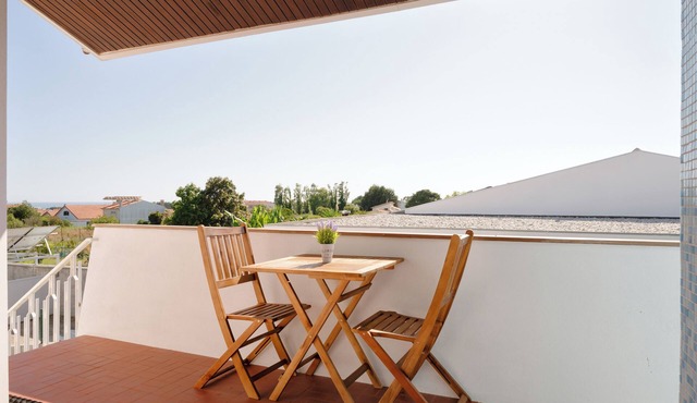 KING SIZE Bed with Air Conditioning near the BEACH and FREE Street Parking