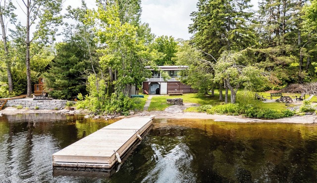 Lakefront Muskoka Retreat 4 Bedroom Cottage in MacTier