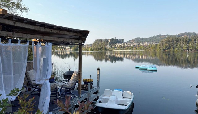 Lakefront Suite on Langford Lake – Private Wharf, Kayaks, Family Fun. in Victoria