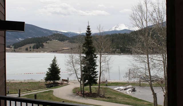 Lakeside condo on spectacular Lake Dillon in Dillon