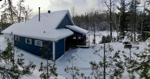 Le Chalet Bleu, aux pieds des Monts-Valin in Saint-David-de-Falardeau