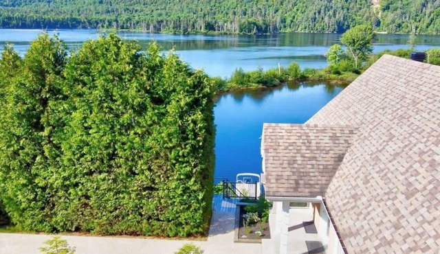 Le Repère | Navigable River Spa Ski Dock in Saint-Roch-de-Mékinac