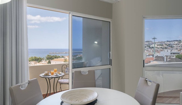 Light and sea view in Funchal Centre, Alegria III