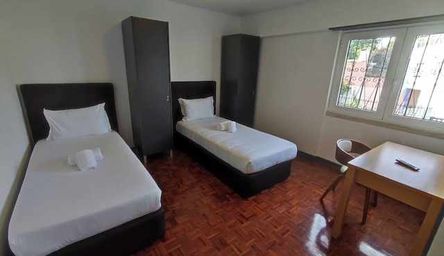 Lisbon Airport GuestHouse Gal - Suite w/Wc