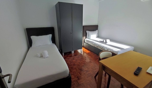 Lisbon Airport GuestHouse Gal – Twin Bedroom