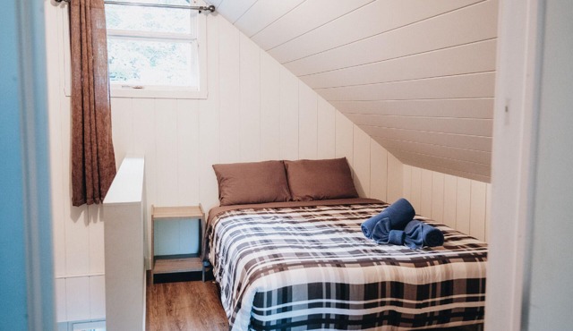 Luna-Cloud Chalet: river, adventure, AC, Wi-Fi, BBQ, pet-friendly. Ideal for gro in FRAMPTON