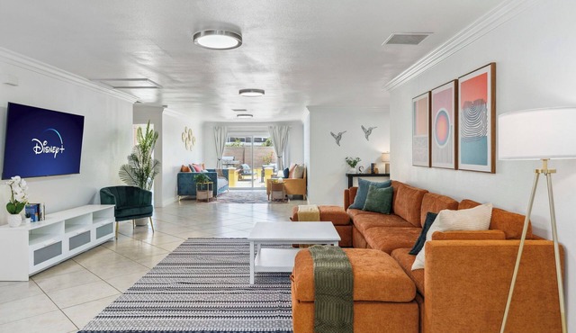 Lux spacious 5BD house with Hot tub, Wi-Fi, AC, and games in brilliant Anaheim in Anaheim