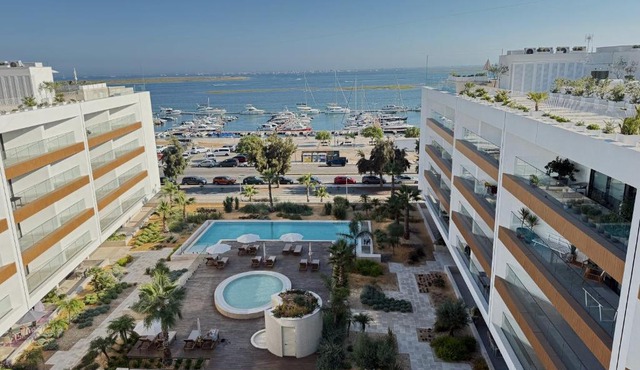 Luxurious Apartment with Sea View, Pools, Fitness