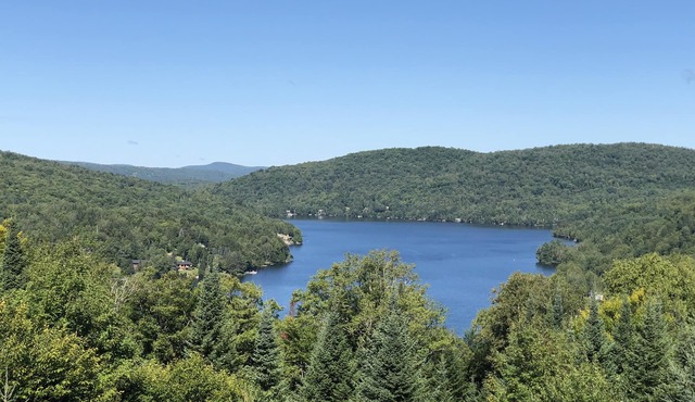Luxurious comfortable Lakeview Cap Tremblant Smart Home Condo with A/C in Mont-Tremblant