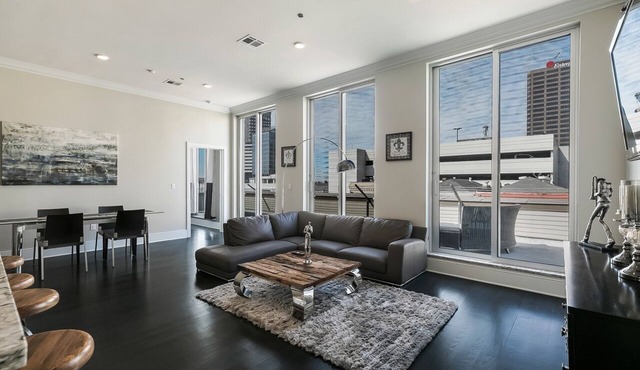 Luxury 3 BR Penthouse with balcony in Downtown NOLA in New Orleans