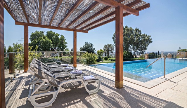 Mel de Flor Apartment with Sea View, Shared Infinity Pool, Garden & Wi-Fi