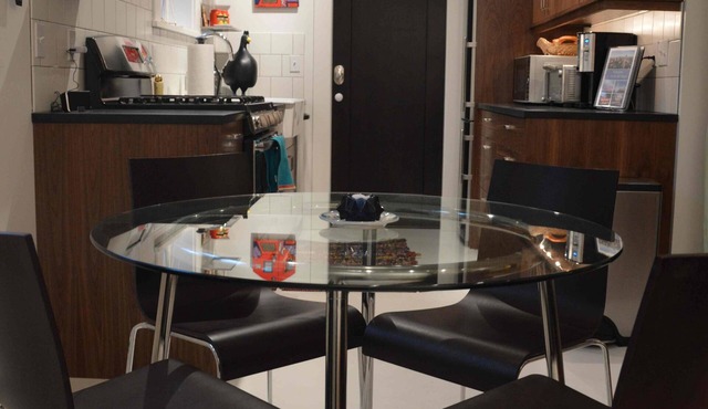 Modern and artsy 2 bed, 1 bath Green Lake/Wallingford private retreat in Seattle