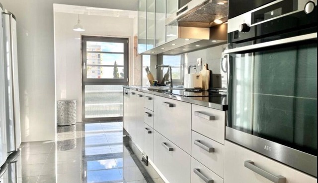 Modern Riverside Apartment Near Lisbon’s Top Attractions – Perfect for Groups!