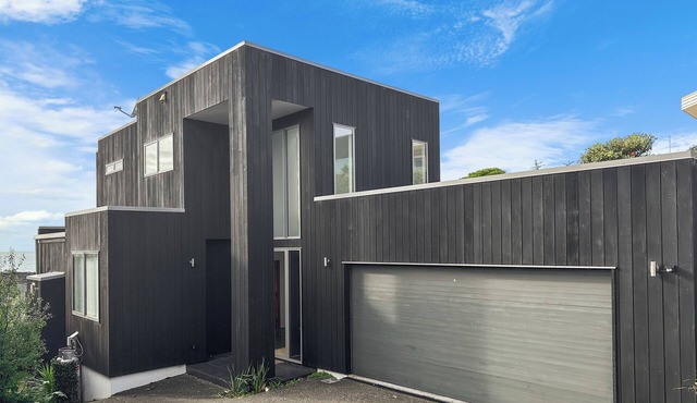 Murrays Gem l Modern 4bed Stunner l Sea View & Spa! in Auckland