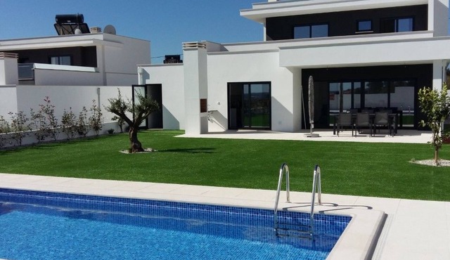Neue moderne Villa mit privatem Pool by Interhome
