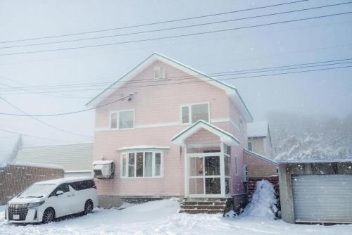 Niseko Pink house in Kutchan