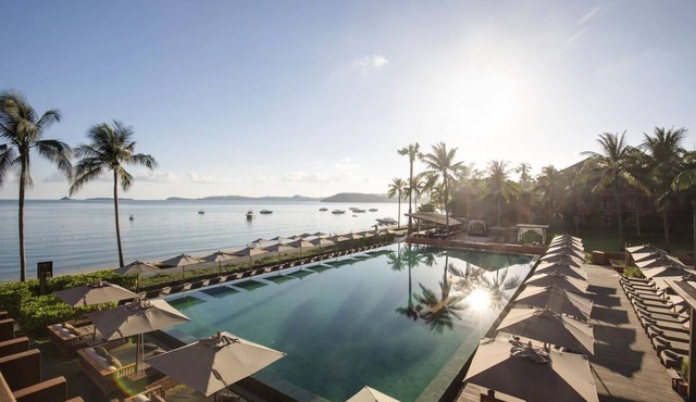 Oceanfront Escape with Sunset Views, Daybed & Resort Pools in Amphoe Ko Samui