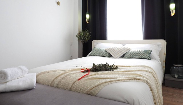 Olive Oil Bedroom, Lisbon Airport Charming Rooms