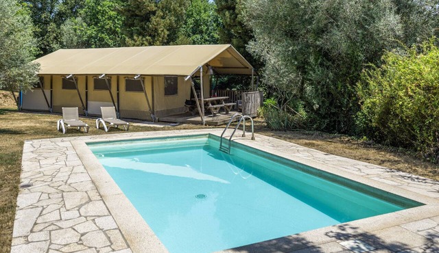 “Oliveira Glamping” Tent with Mountain View, Private Pool, and Wi-Fi