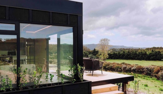 Omakana Cabin – Scenic Farm Stay with Sleepout in Tāwharanui Peninsula