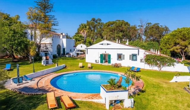 One bedroom apartment with access to a large shared swimming pool