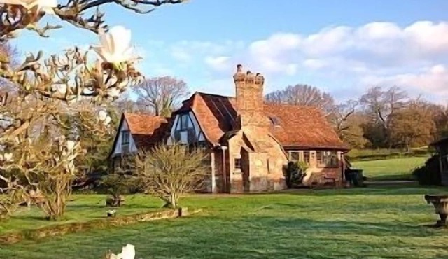 Outstanding Self Catering Cottage With Beautiful Gardens in Albourne