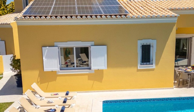 Peaceful villa with heatable pool in Galé
