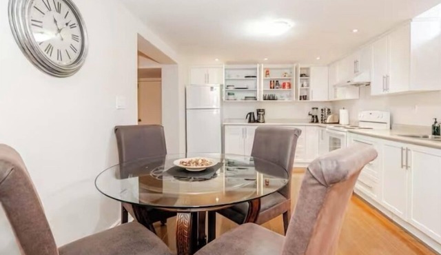 Pearson Gateway Executive Suite – 2BR + 2 Parking in Mississauga