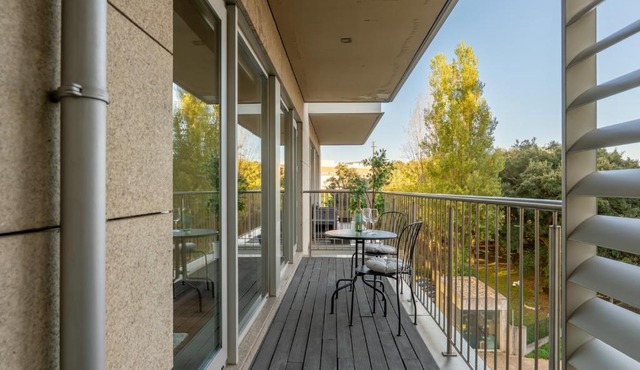 Premium Flat w/Pool, Gym & Garage by HostWise
