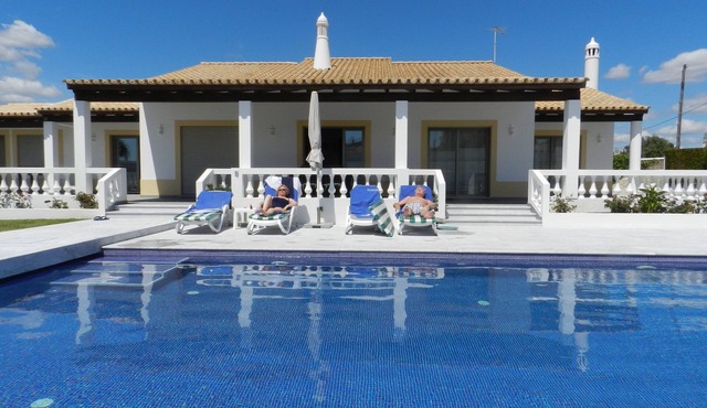 £500pw DISCOUNT 21 JUNE - NOW £1935 PW Fabulous 5 Star Luxury Villa 3/4 Bedrooms