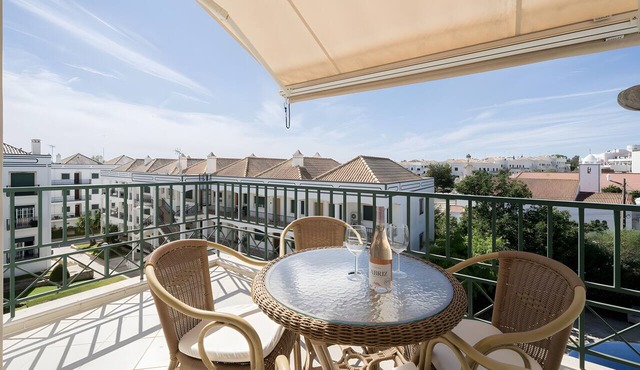 Bright and Comfortable Two-Bedroom Apartment in Conceição Cabanas