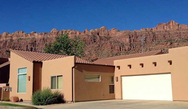 Quiet & Spacious Rim Village Townhome, Views, 2 King Beds, Community Pool/Spa in Moab